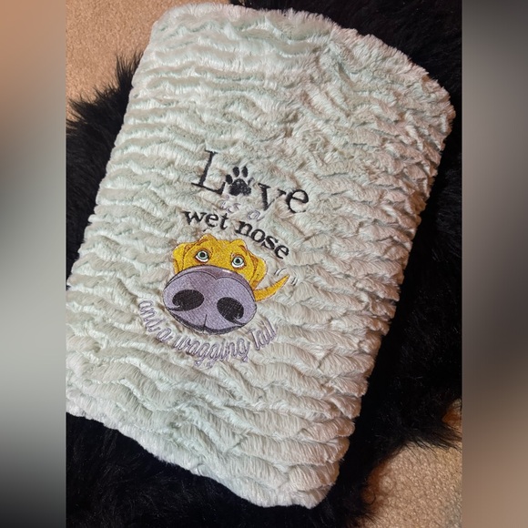 Mint throw blanket with custom dog love embroidery - Picture 7 of 7